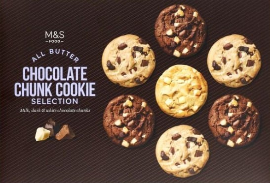 Marks & Spencer Vajas kekszválogatás ét-, fehér- és tejcsokoládé darabokkal
