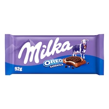 Milka Oreo Sandwich kakaós kekszek vaníliaízű, tejes krémtöltelékkel alpesi tejcsokoládén 92 g