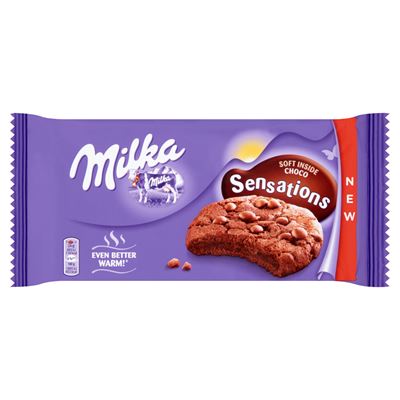 Milka Cookies Sensations keksz alpesi tejcsokoládé darabokkal és tejcsokoládés töltelékkel 156 g